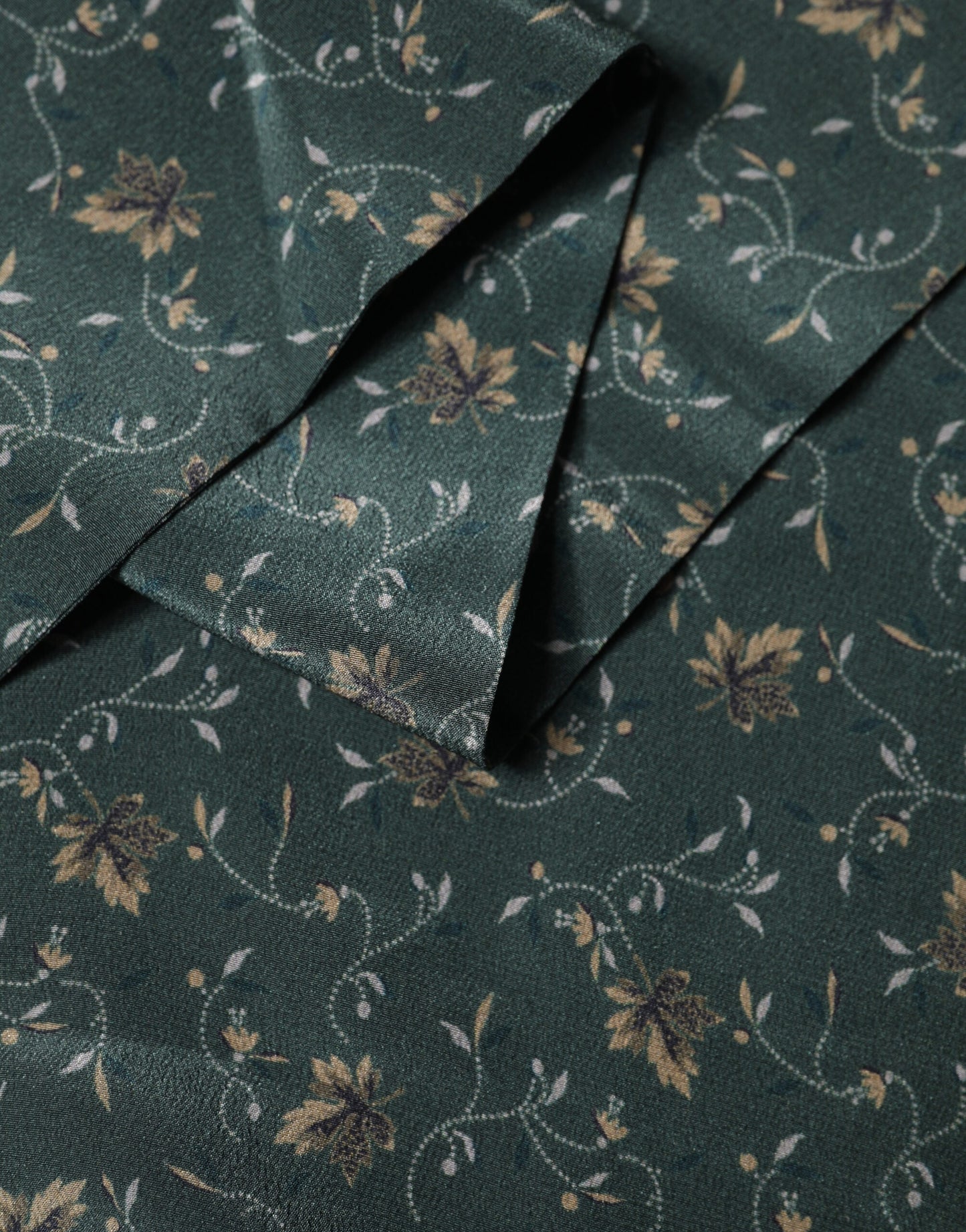Écharpe Dolce & Gabbana en soie verte à motif floral et franges, 135 cm x 16 cm
