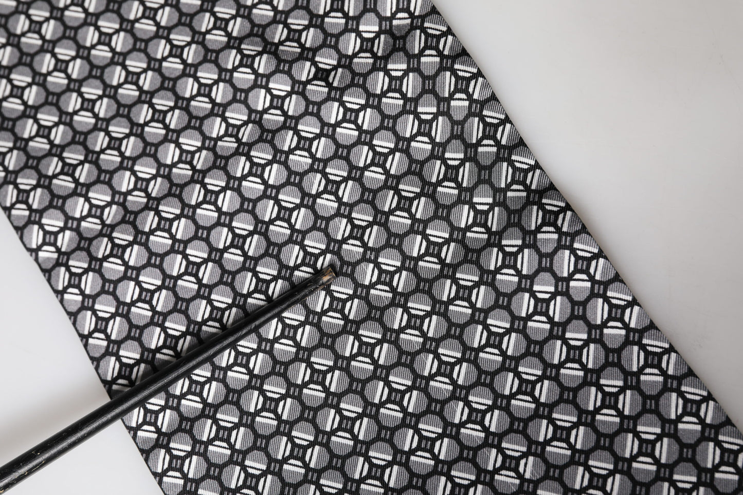 Foulard Dolce & Gabbana en soie noire à franges géométriques, 140 cm x 15 cm