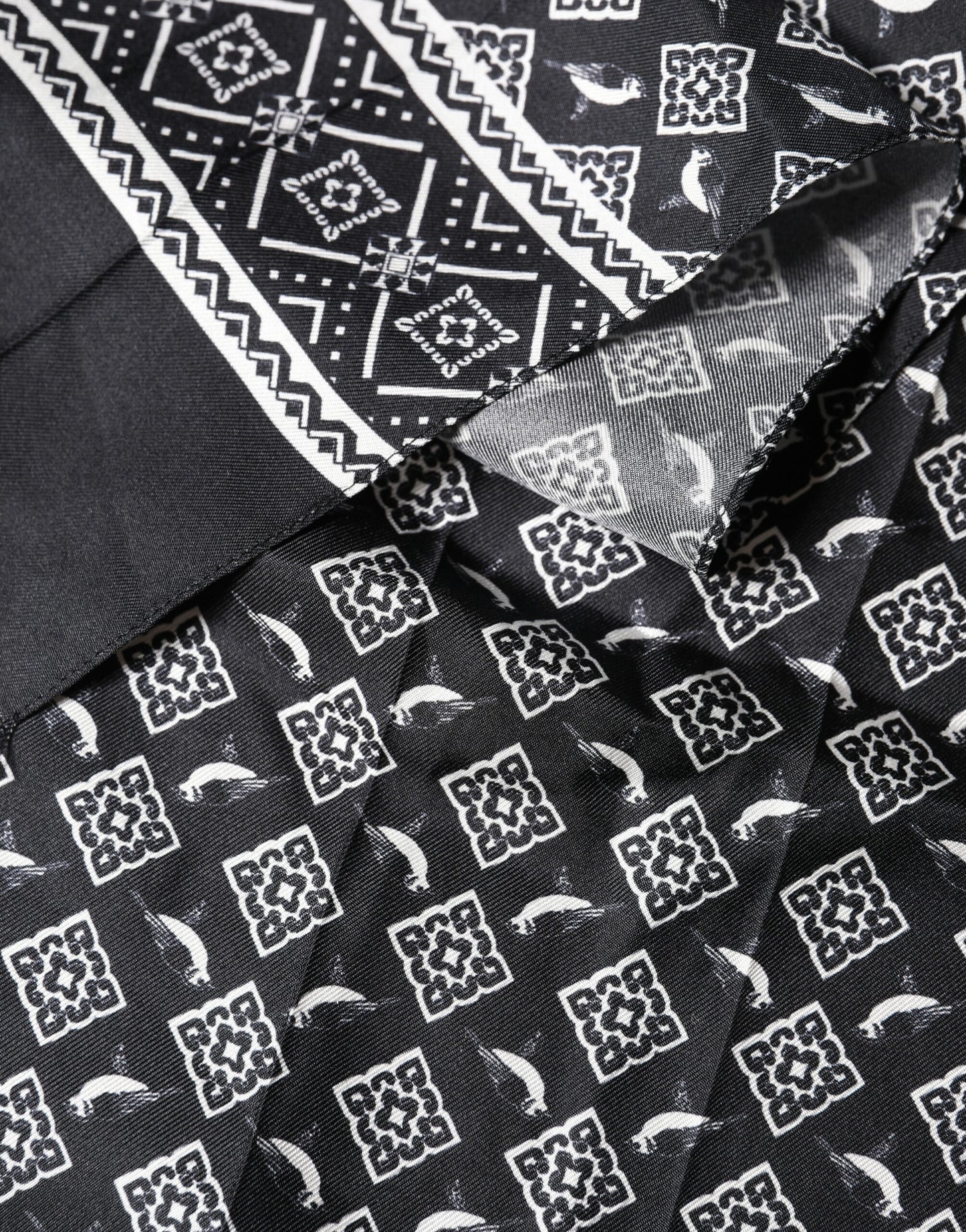 Foulard Dolce & Gabbana en soie noire et grise à franges d'oiseaux, 140 cm x 23 cm