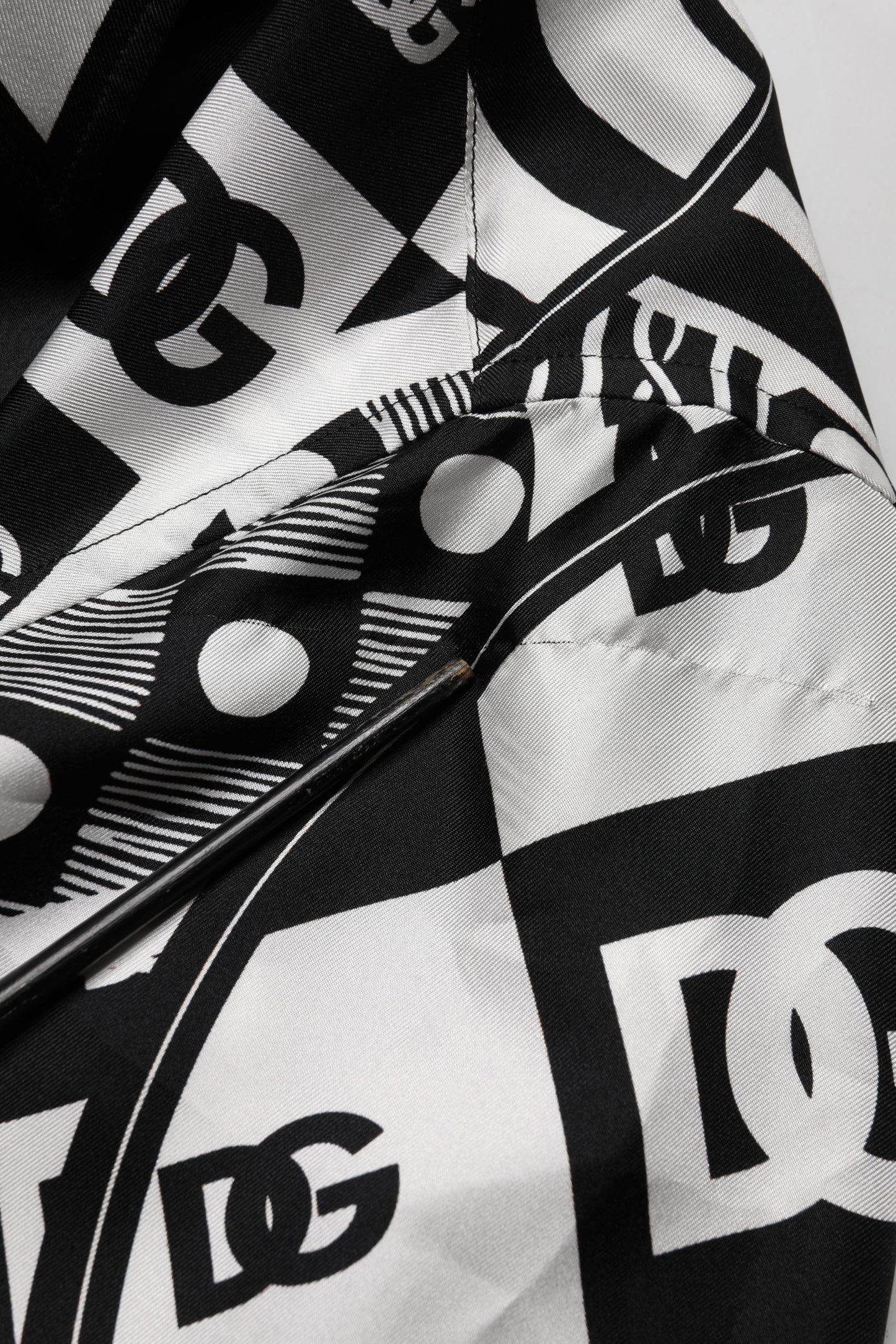 Chemise en soie noire à manches courtes imprimé logo Dolce & Gabbana