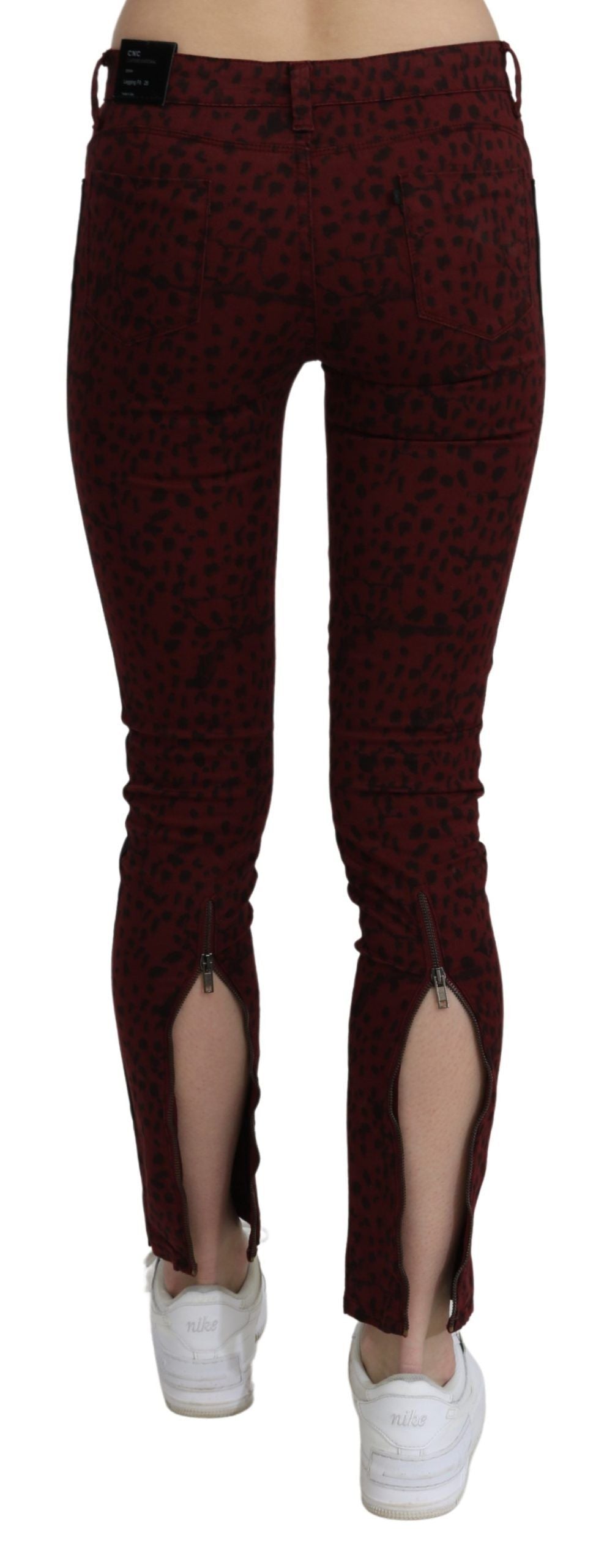 Costume National donkerrode, middelhoge, smalle katoenen jeans.