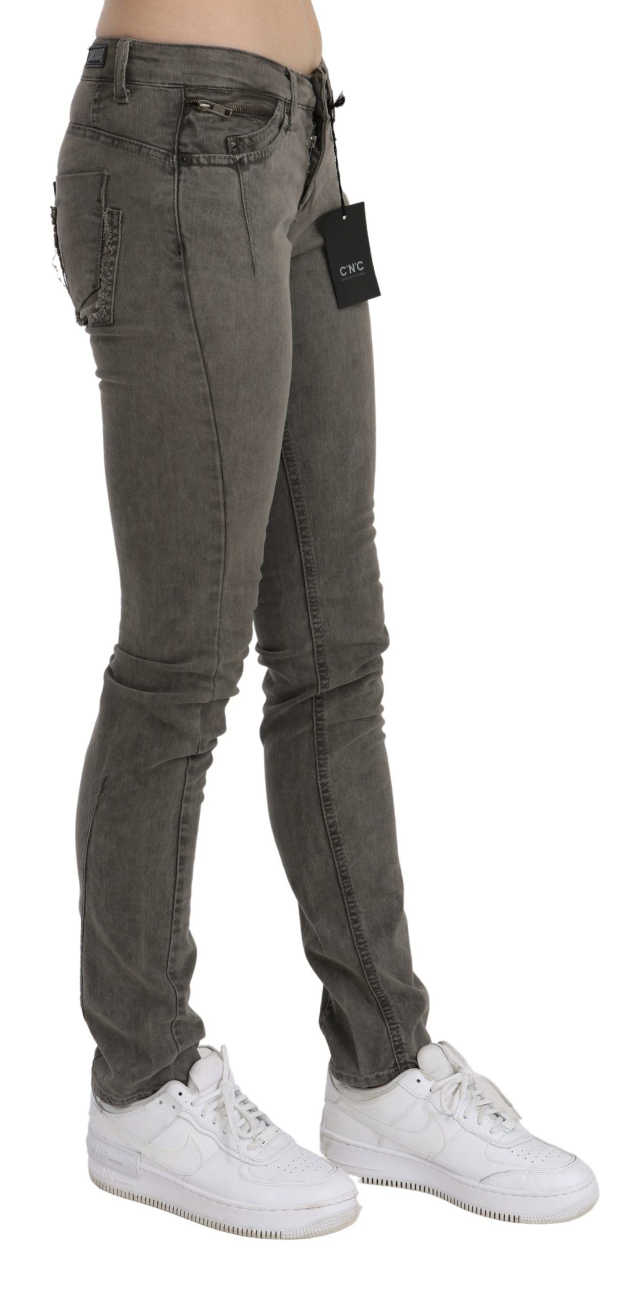 Costume National, jean skinny en coton délavé gris, taille basse.