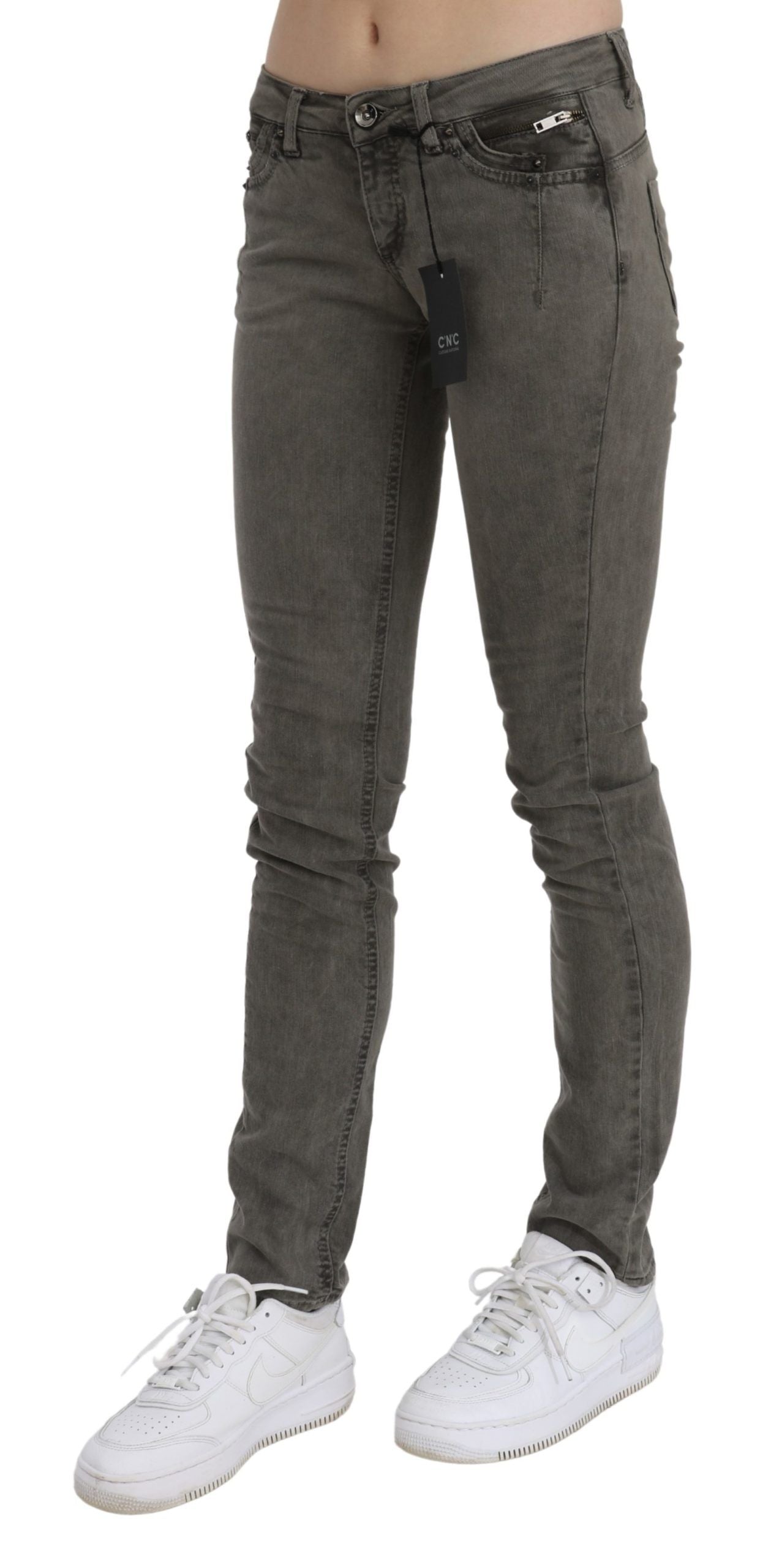Costume National, jean skinny en coton délavé gris, taille basse.