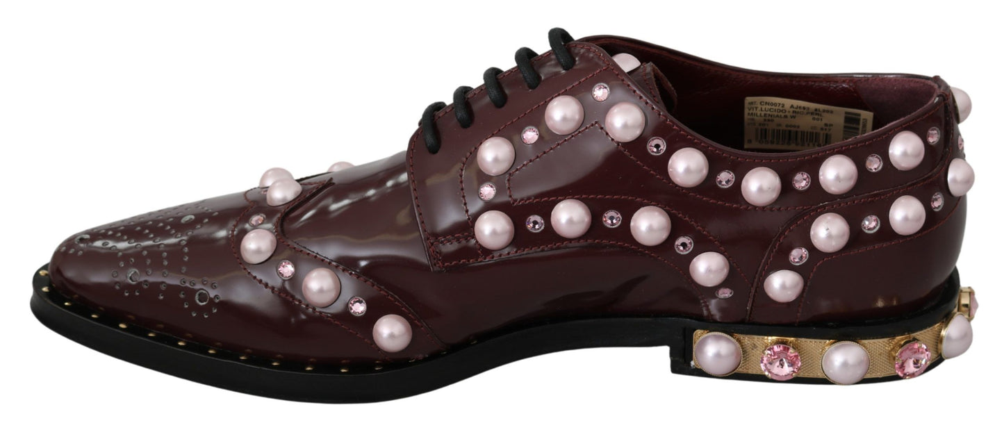 Chaussures habillées en cuir bordeaux ornées de cristaux et de perles de Dolce & Gabbana