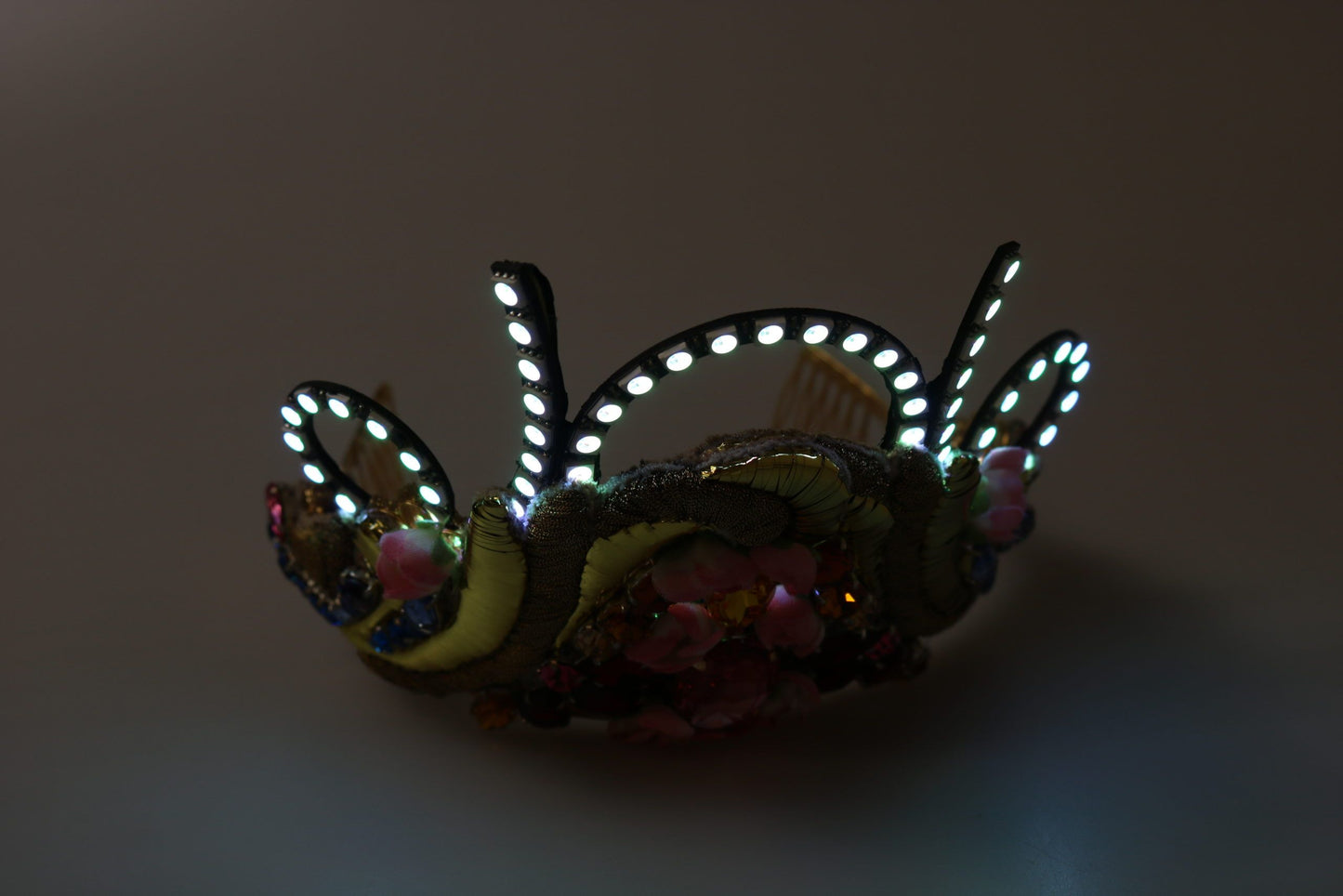 Dolce & Gabbana Gouden Messing Bloemen Kristallen LED-verlichting Kroon Tiara Diadeem