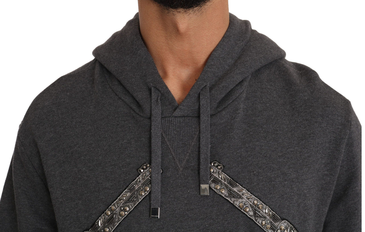 Pull gris à capuche Dolce & Gabbana avec cœur rouge en cristal et motif pistolet.