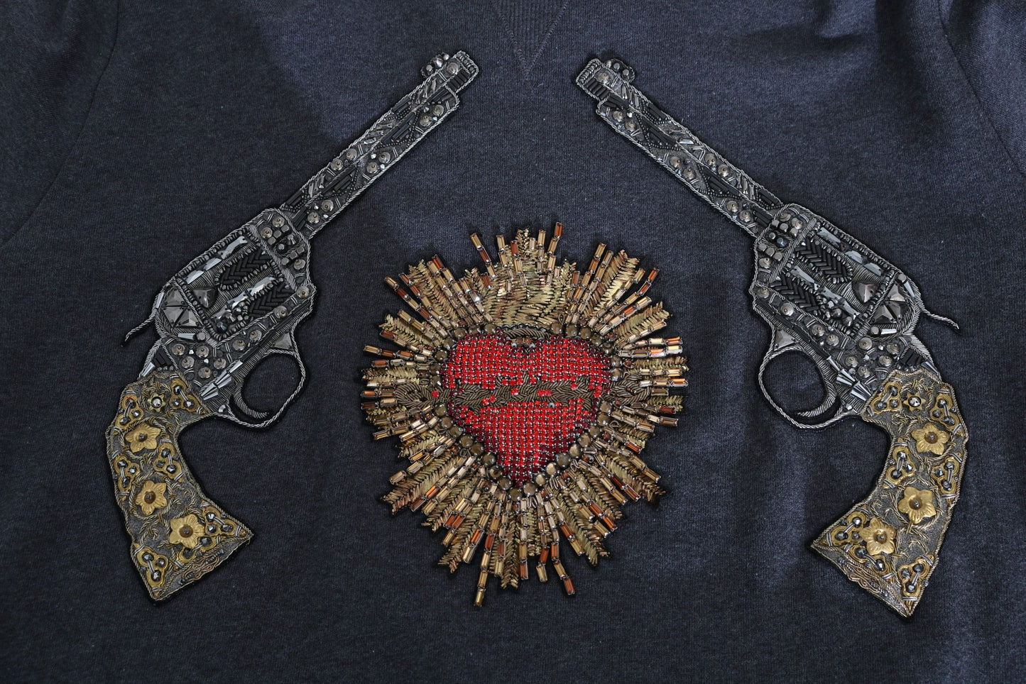 Dolce & Gabbana grijze trui met capuchon en rode kristallen hart- en geweerprint.