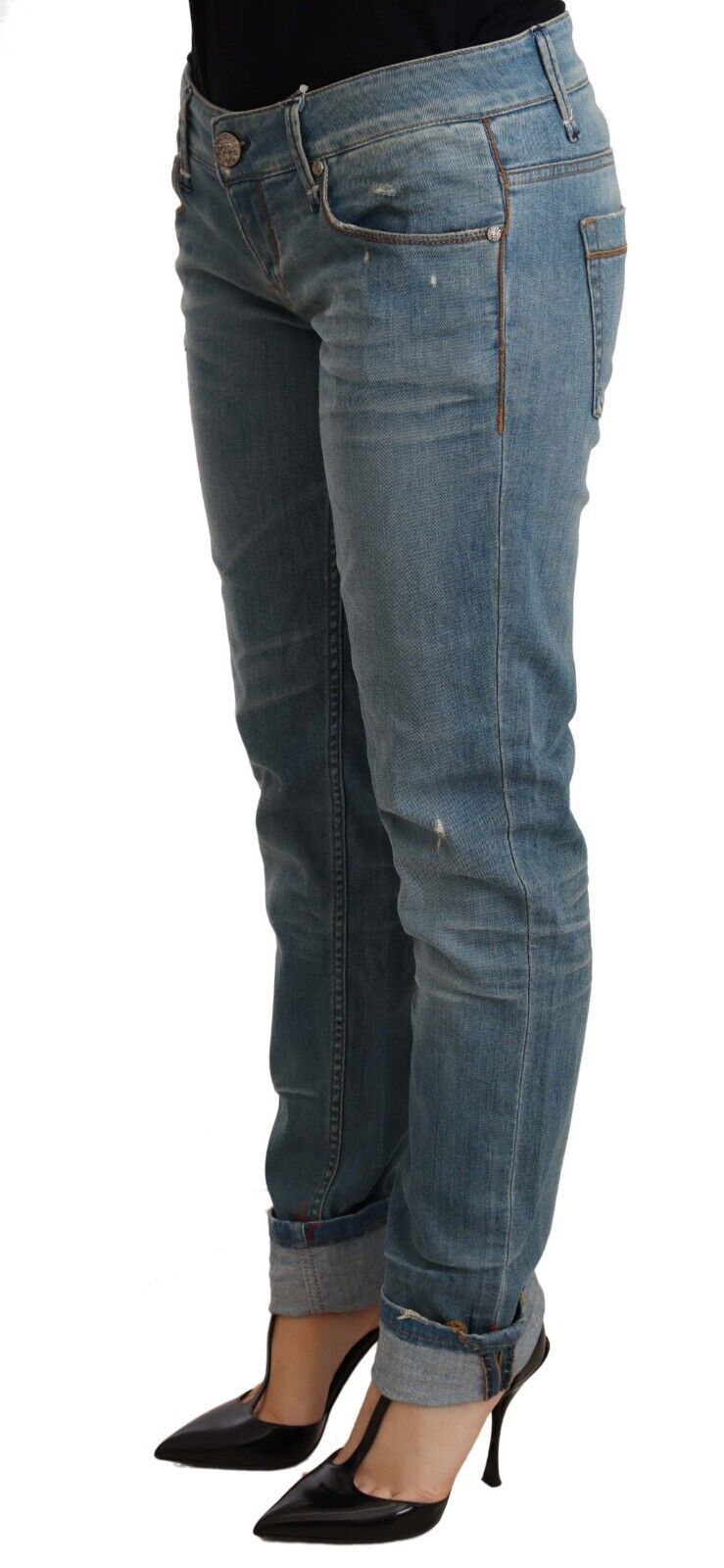 Pantalon femme Acht en coton bleu délavé, avec revers aux jambes.