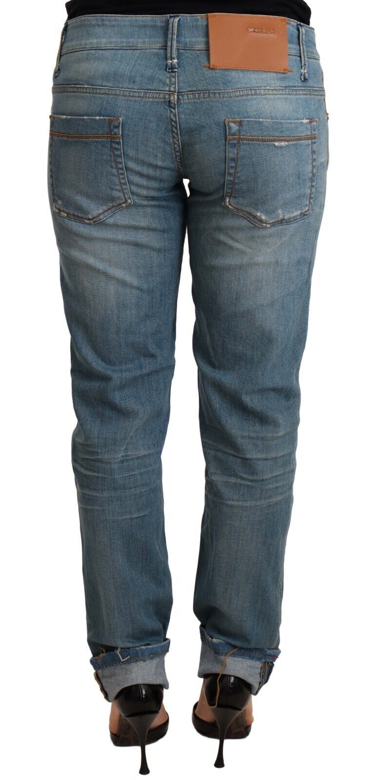 Pantalon femme Acht en coton bleu délavé, avec revers aux jambes.