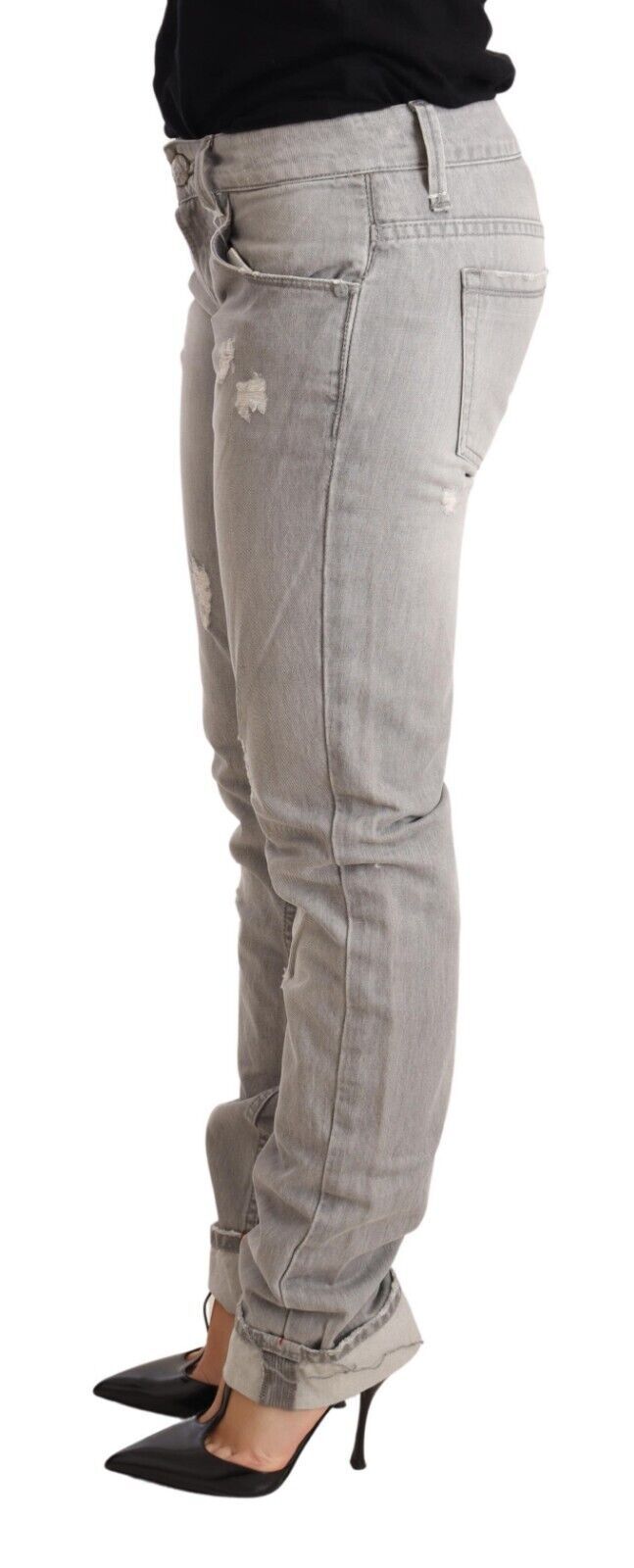Acht grijze, versleten, smalle katoenen jeans voor dames met opgerolde pijpen.