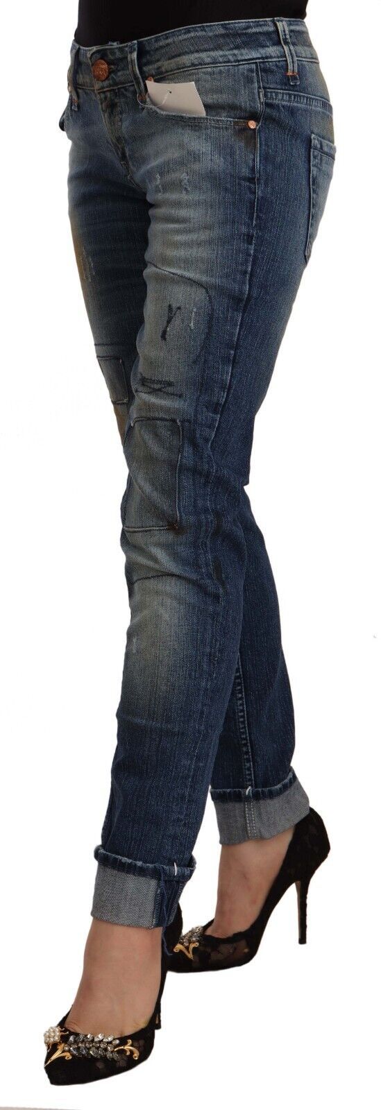 Acht blauwe, licht gewassen, smalle jeans met lage taille en opgerolde pijpen.