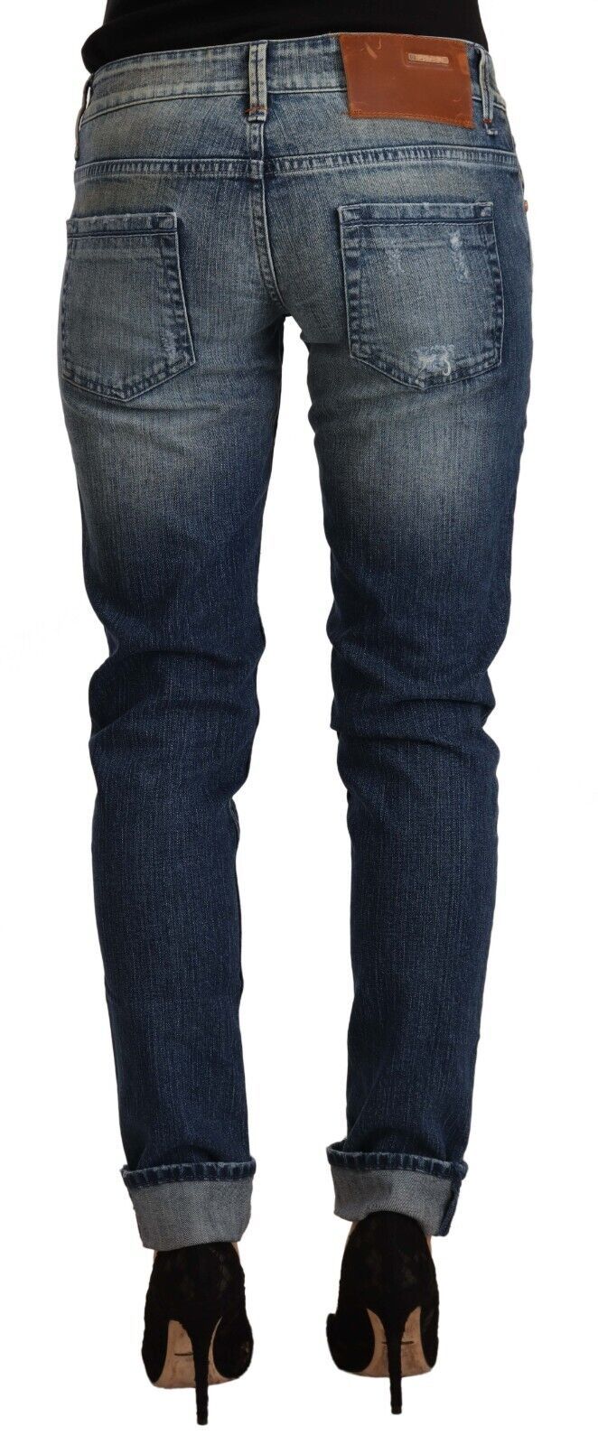 Acht blauwe, licht gewassen, smalle jeans met lage taille en opgerolde pijpen.