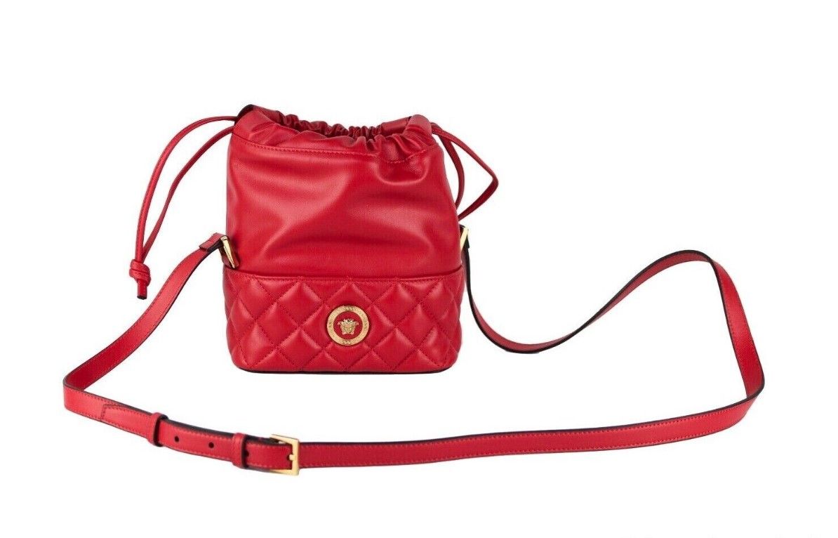 Versace rode, gestikte leren schoudertas met trekkoord en trekkoordsluiting, geschikt als bucket bag of crossbody tas.