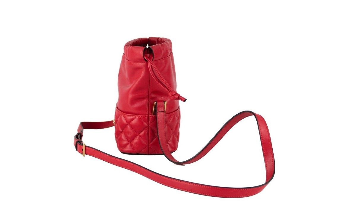 Versace rode, gestikte leren schoudertas met trekkoord en trekkoordsluiting, geschikt als bucket bag of crossbody tas.