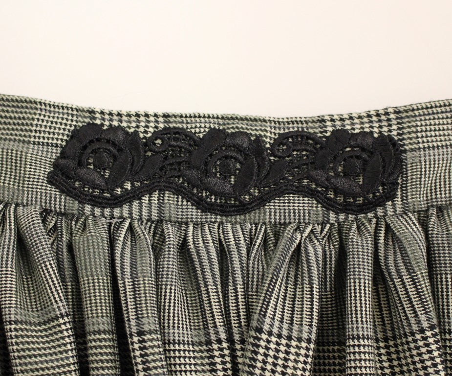 NOEMI ALEMÁN Jupe-short en laine grise à carreaux