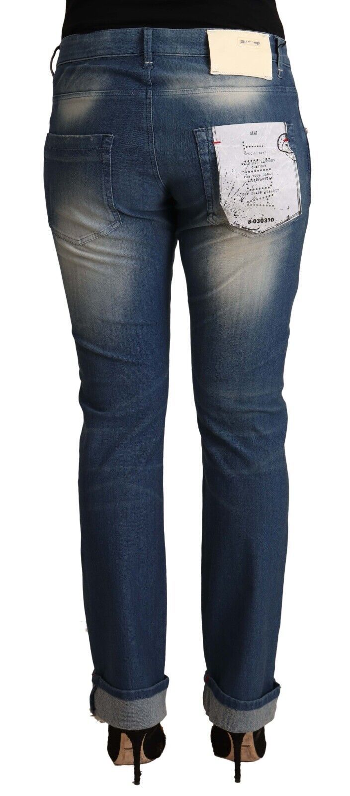 Acht blauwe, licht gewassen, smalle jeans met hoge taille en opgerolde pijpen.