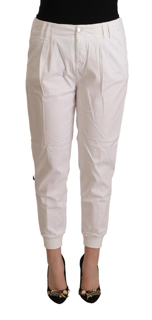 Pantalon court fuselé en coton blanc, taille mi-hauteur.