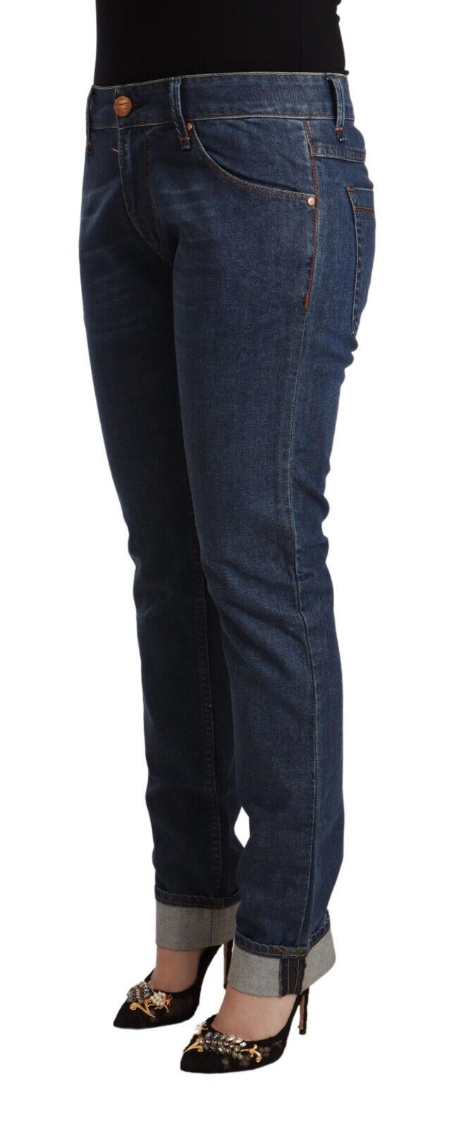 Acht donkerblauwe katoenen slim fit jeans met opgerolde zoom.
