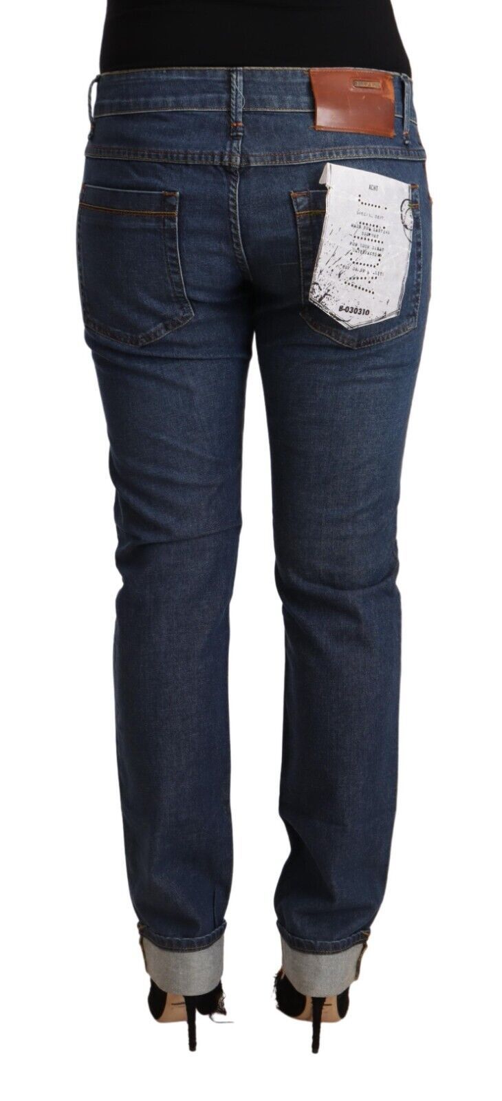 Acht donkerblauwe katoenen slim fit jeans met opgerolde zoom.