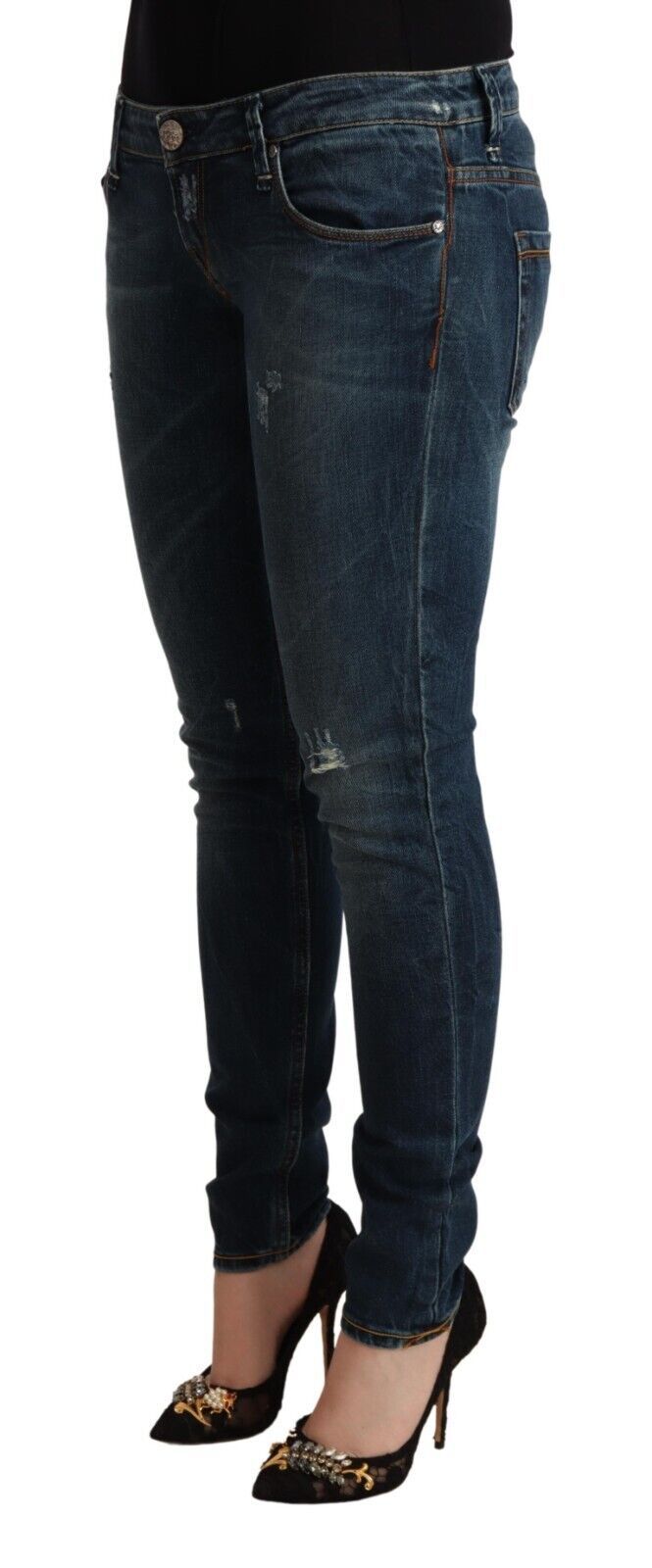 Acht blauw gewassen, smalle, lage broekspijnen jeans