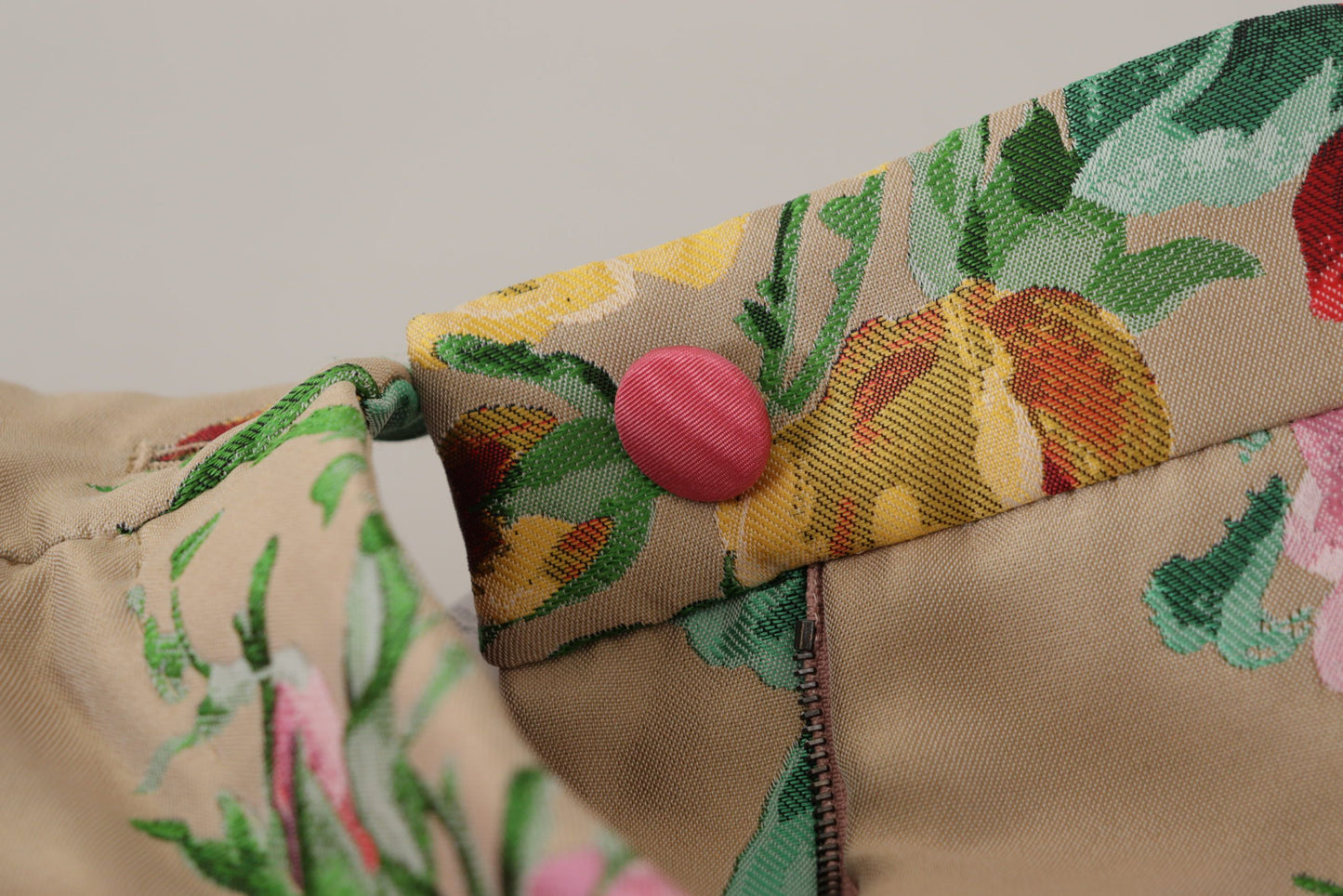 Dolce & Gabbana beige jurk met bloemenprint, formele broek met hoge taille.