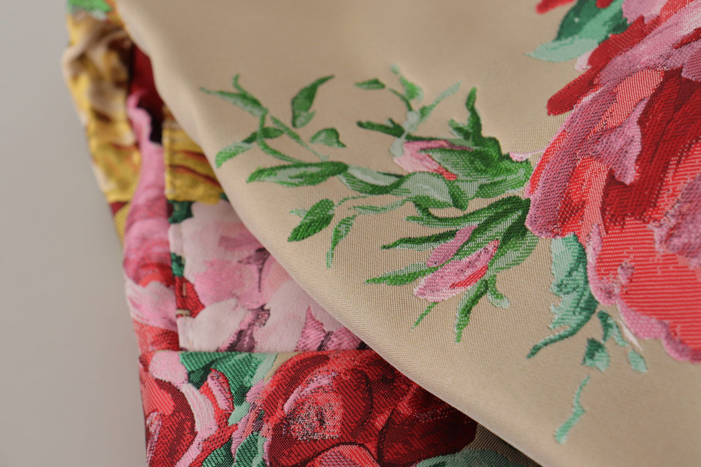 Dolce & Gabbana beige jurk met bloemenprint, formele broek met hoge taille.