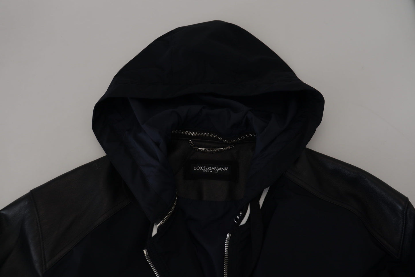 Dolce & Gabbana, veste-blouson noire en polyester avec capuche.