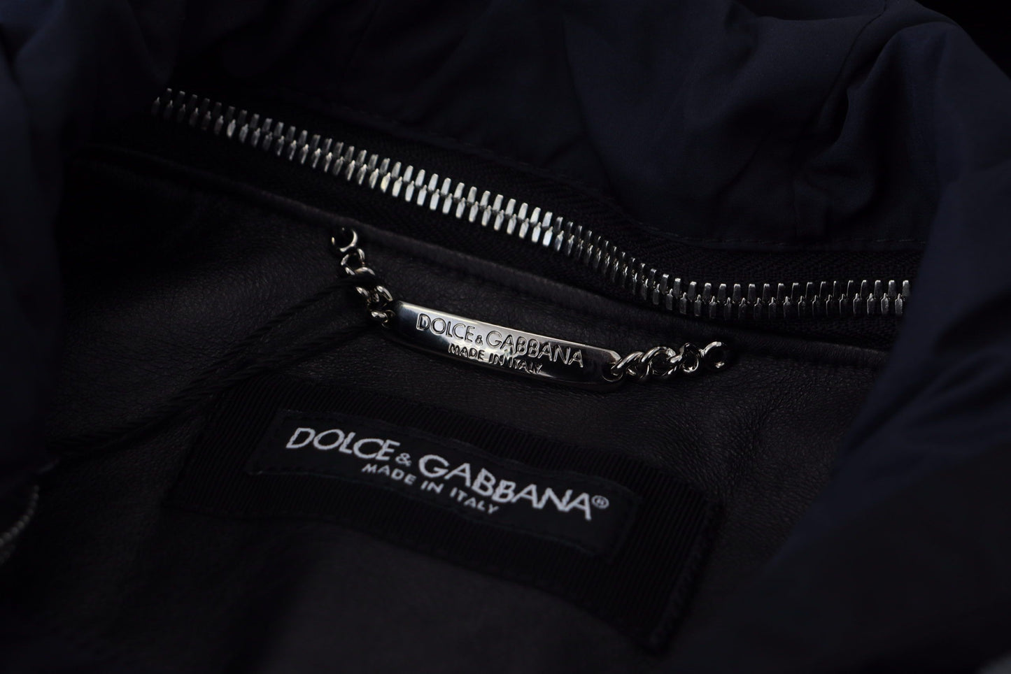 Dolce & Gabbana, veste-blouson noire en polyester avec capuche.