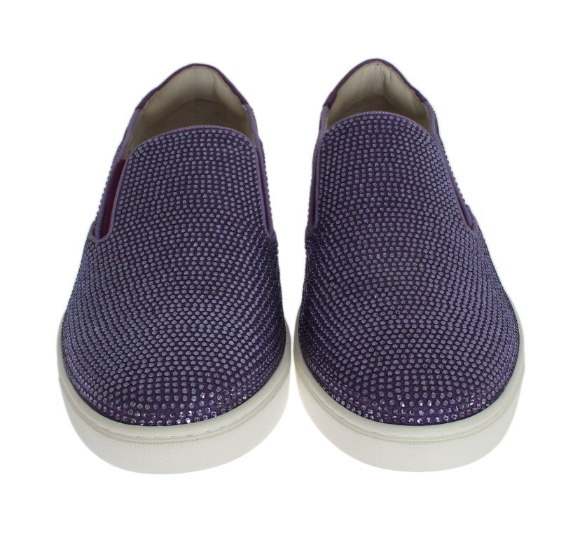 Sneakers Dolce & Gabbana en toile violette avec strass et logo.