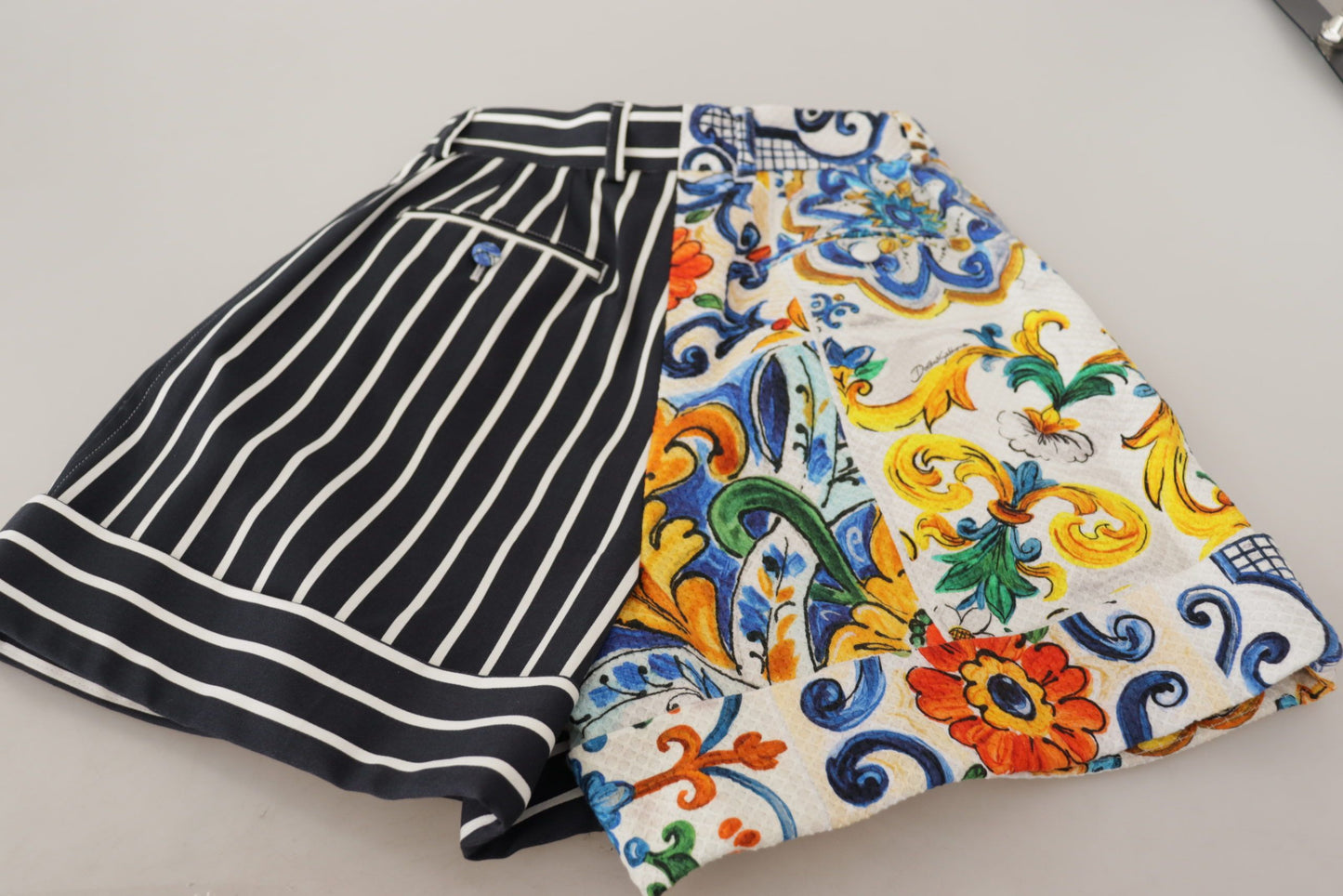 Dolce & Gabbana Bermuda shorts met meerkleurige strepen, Majolica-print