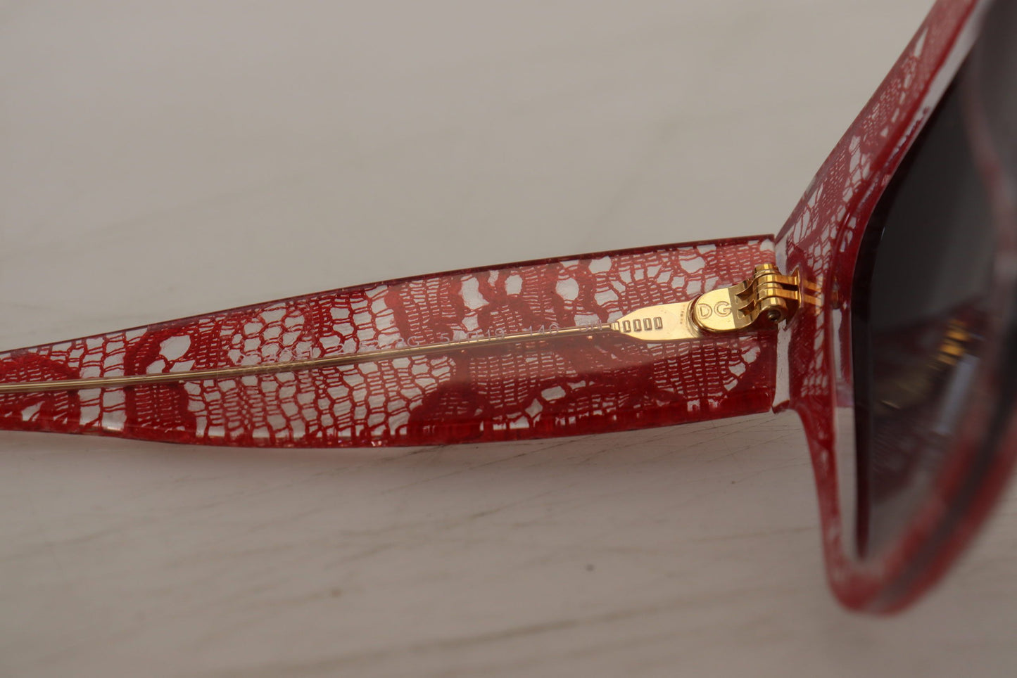 Lunettes de soleil rectangulaires en acétate et dentelle rouge Dolce & Gabbana DG4231
