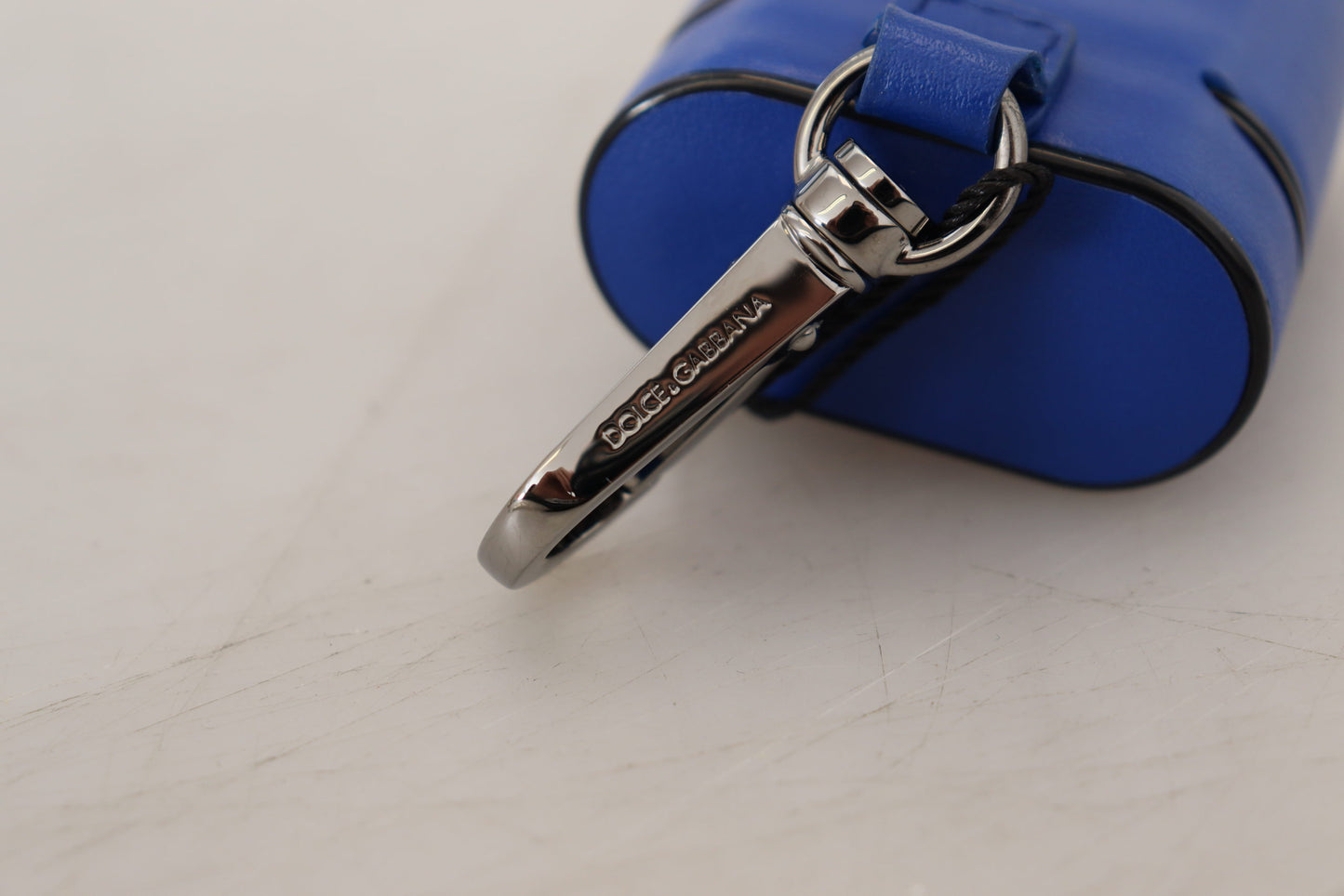 Étui pour Airpods Dolce & Gabbana en cuir bleu avec logo en métal argenté