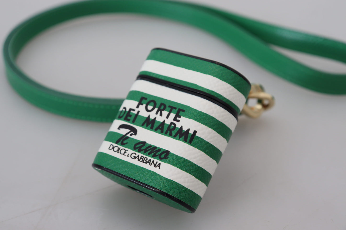 Étui pour Airpods Dolce & Gabbana avec bracelet en cuir vert et logo en métal doré