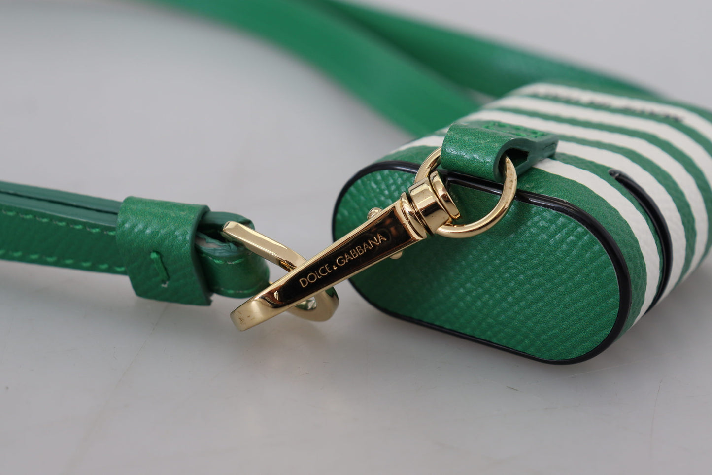 Étui pour Airpods Dolce & Gabbana avec bracelet en cuir vert et logo en métal doré