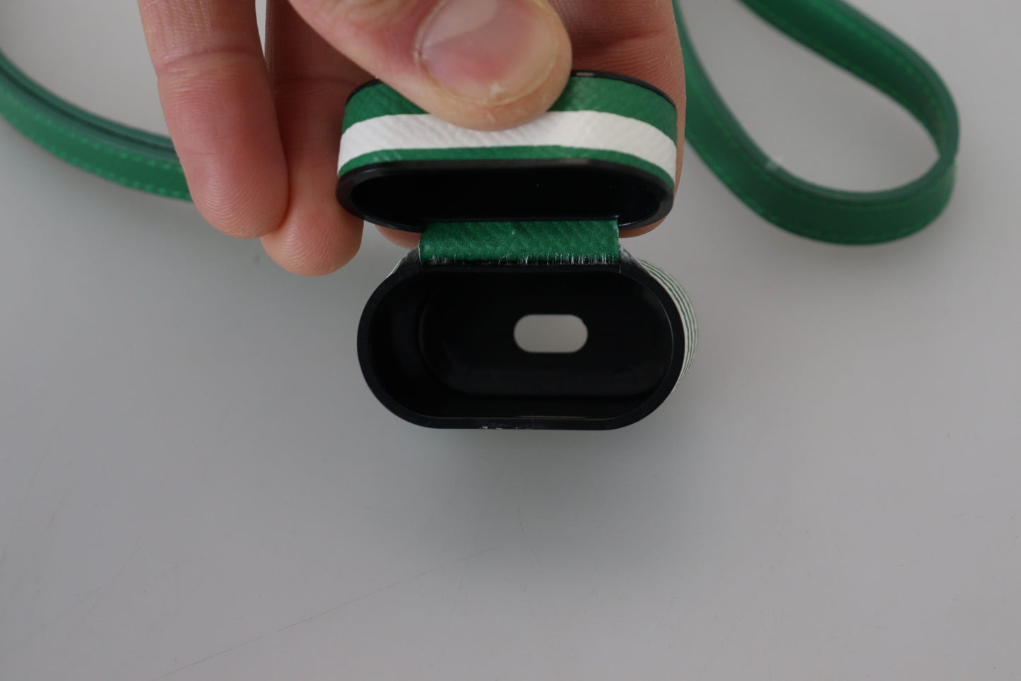 Étui pour Airpods Dolce & Gabbana avec bracelet en cuir vert et logo en métal doré