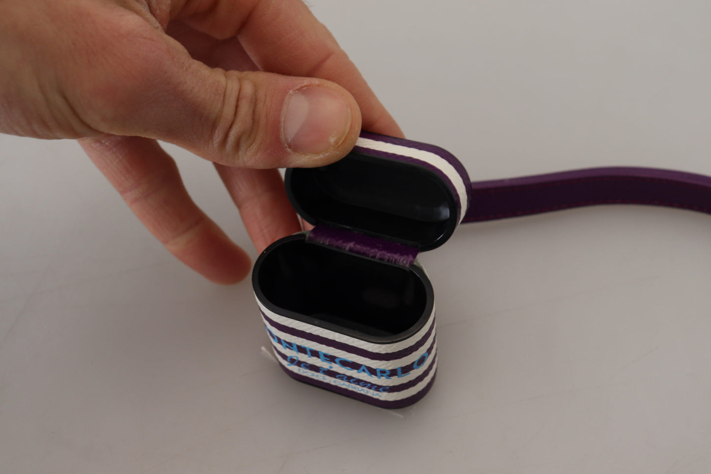 Étui pour Airpods Dolce & Gabbana avec bracelet en cuir violet et logo en métal doré
