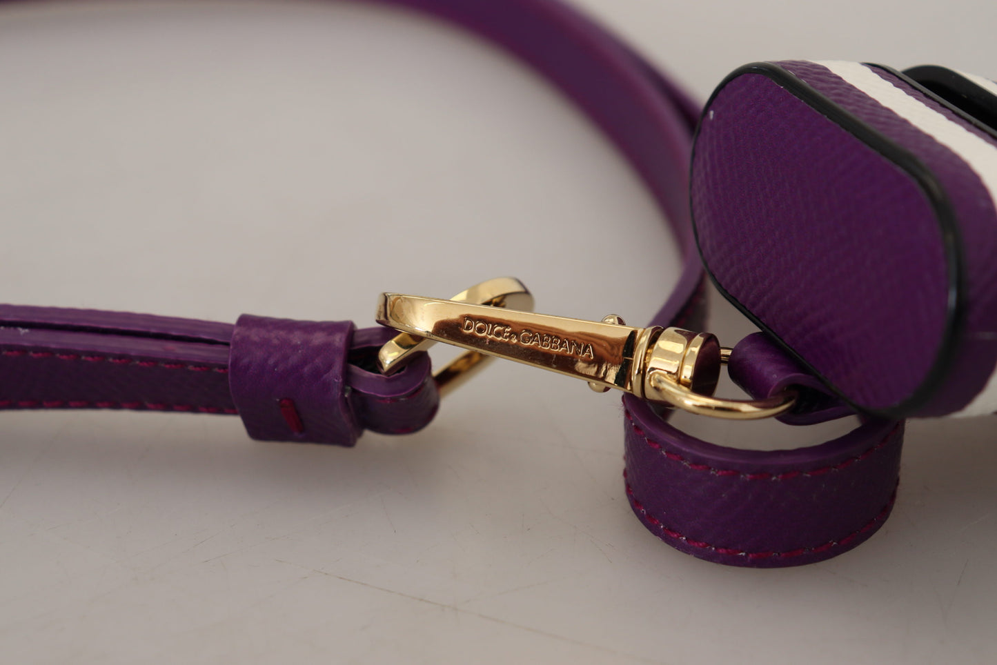 Étui pour Airpods Dolce & Gabbana avec bracelet en cuir violet et logo en métal doré