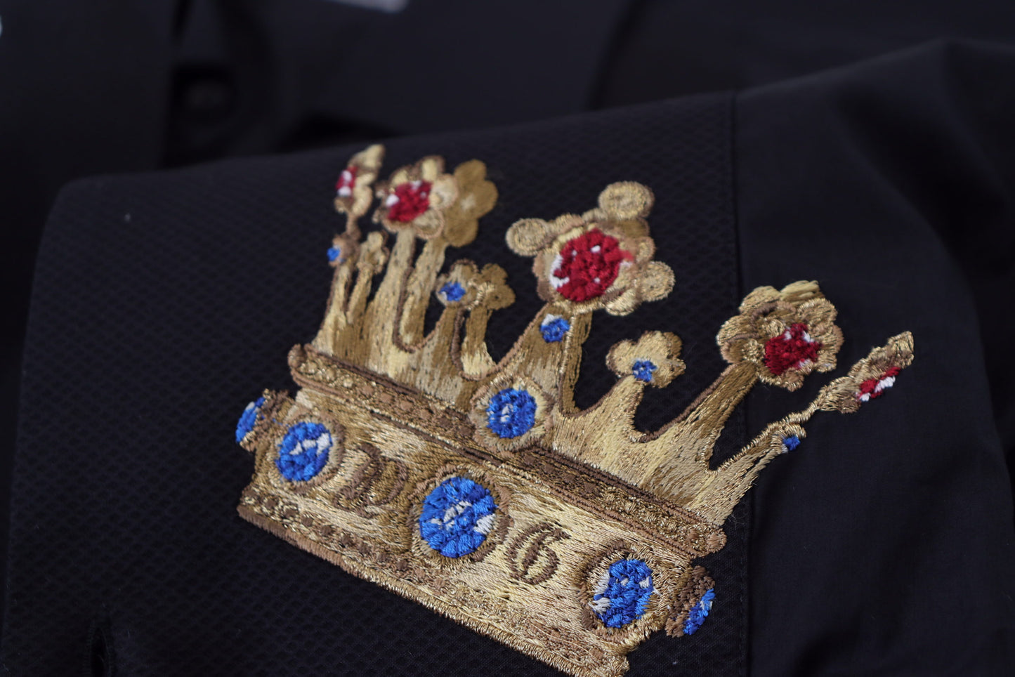 Chemise habillée ajustée Dolce & Gabbana, noire avec couronne dorée.