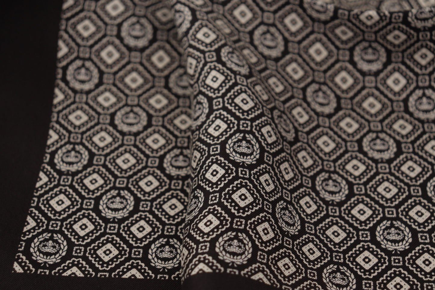 Foulard carré noir à motifs et logo DG Dolce & Gabbana