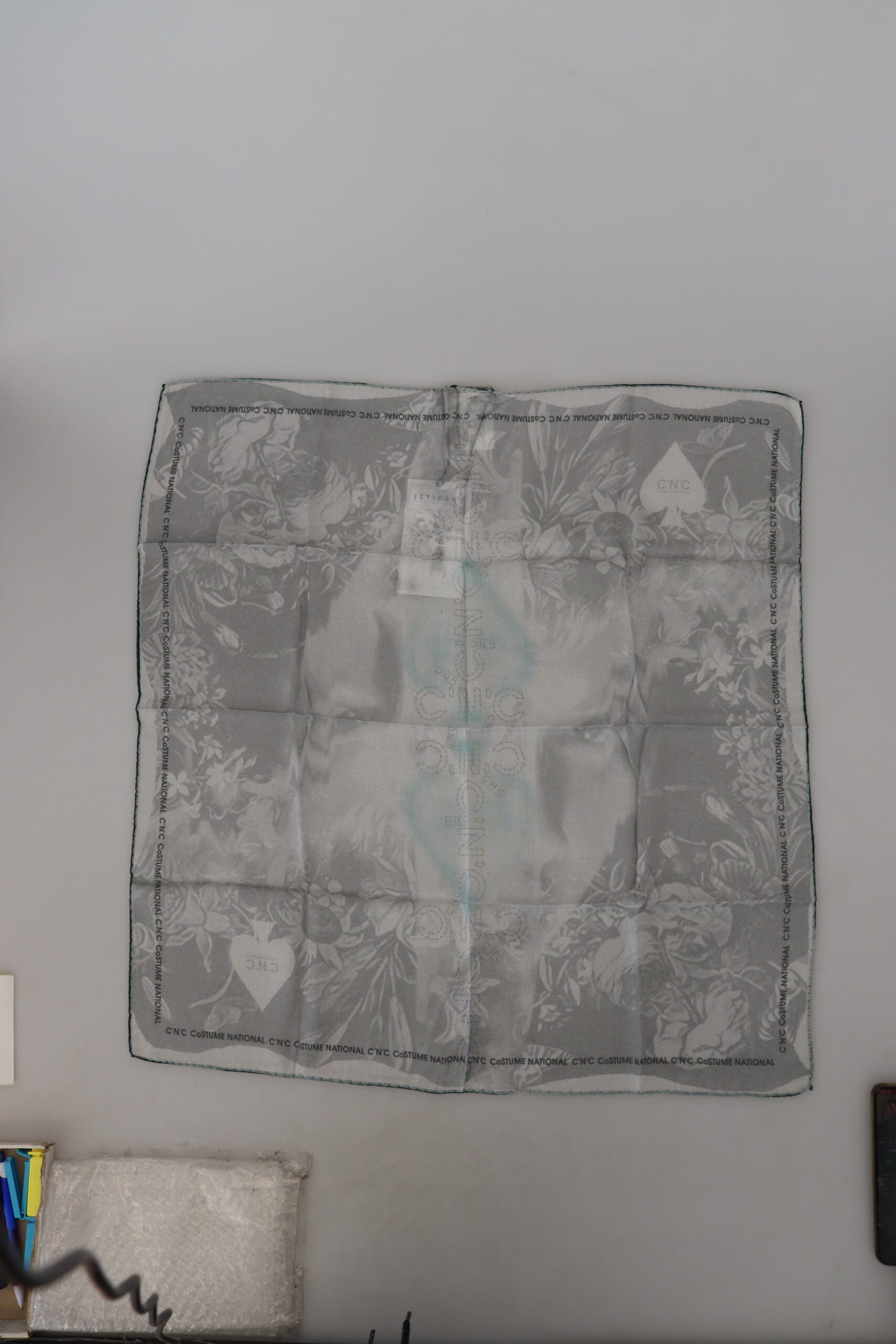 Foulard châle imprimé gris Costume National de marque