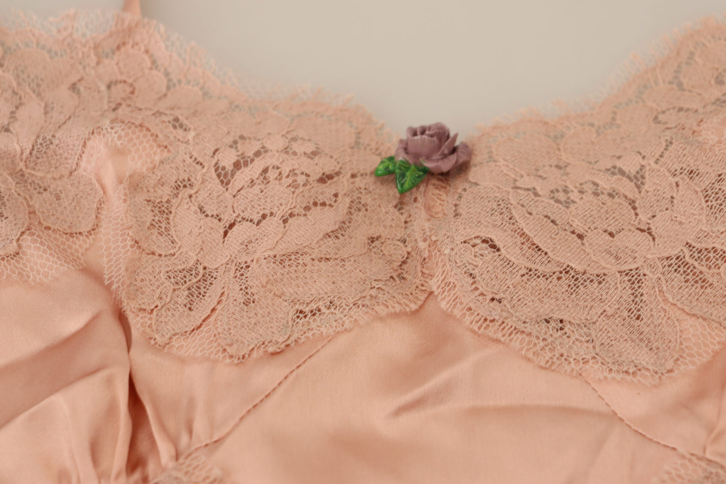 Haut de lingerie Dolce & Gabbana en satin rose avec dentelle et roses.