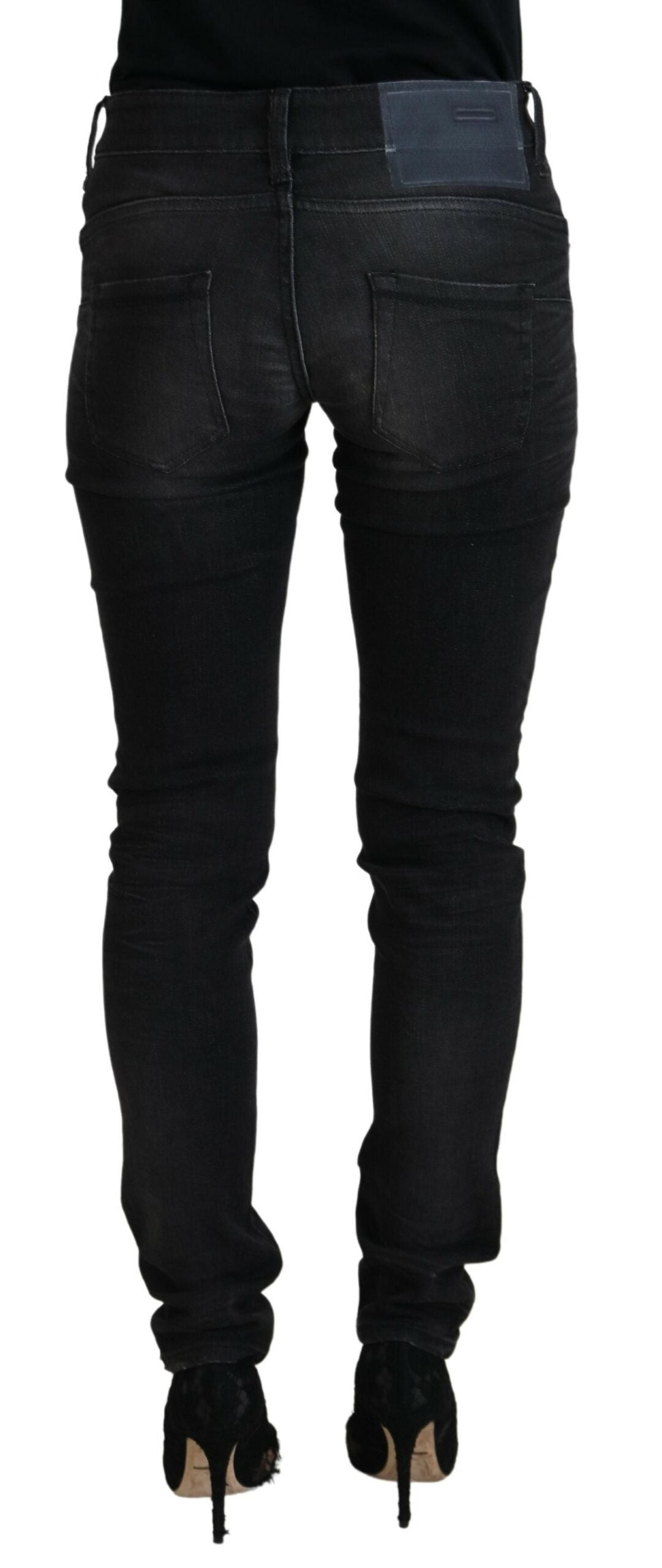 Acht zwarte katoenen, smalle, lage taille jeans voor dames.