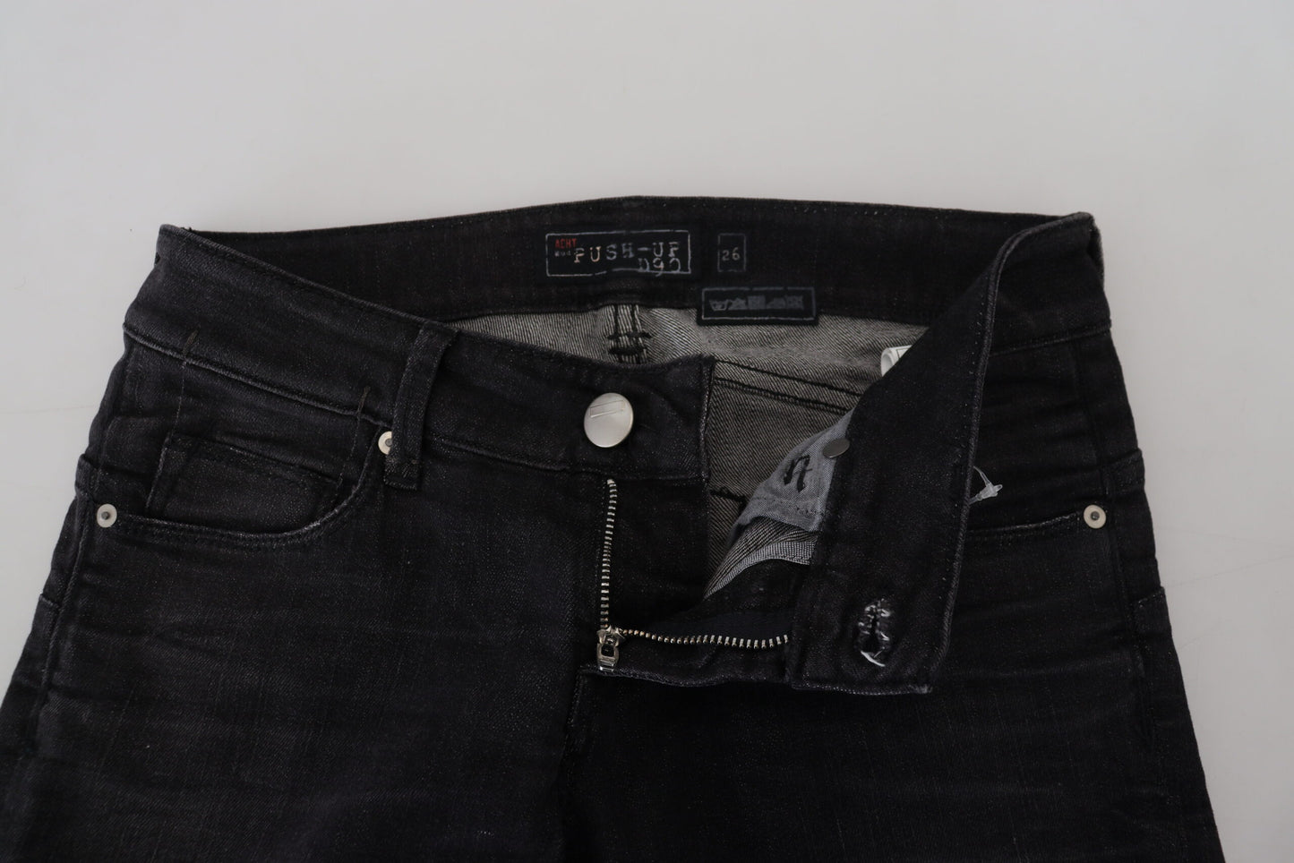 Acht zwarte katoenen, smalle, lage taille jeans voor dames.