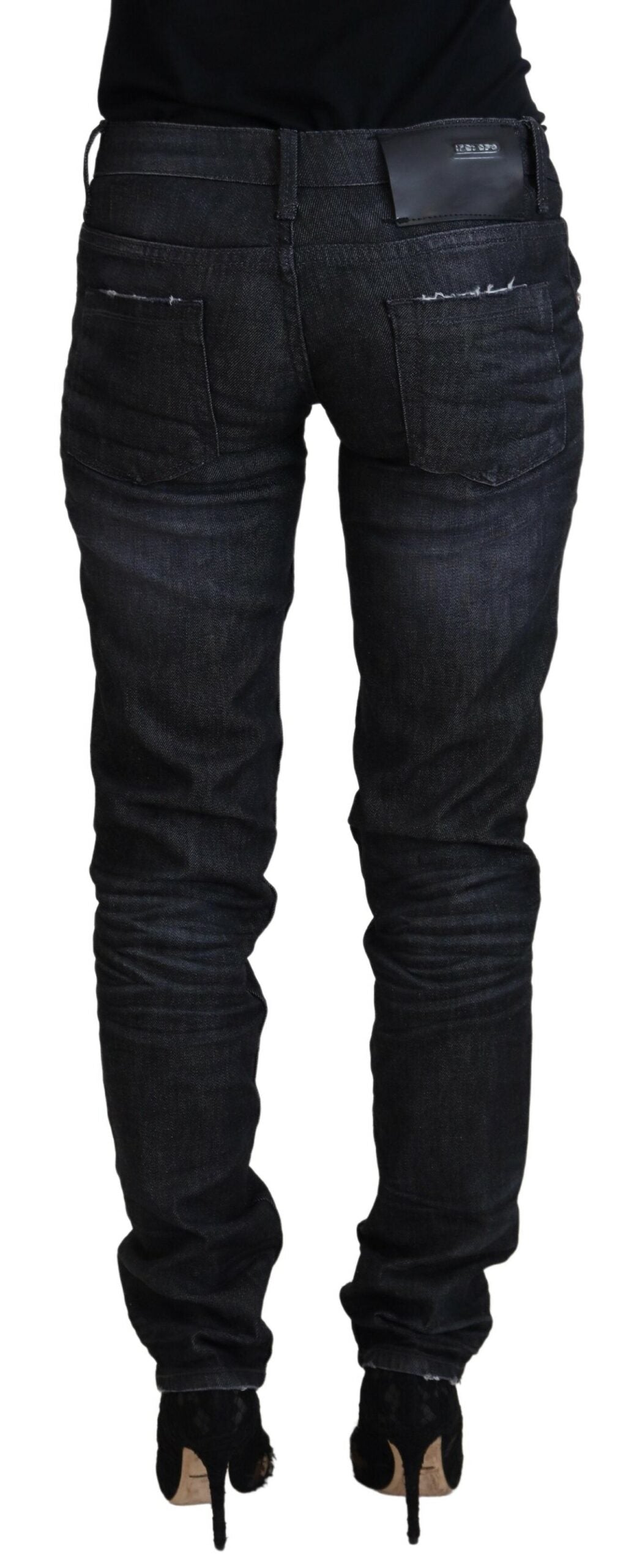 Acht zwarte katoenen, smalle, lage taille jeans voor dames.
