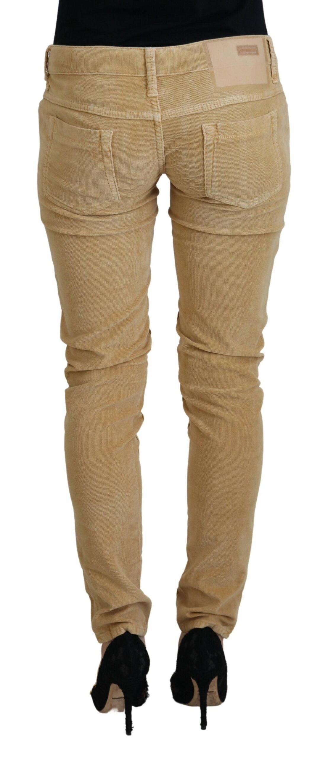 Jean en sergé de coton brun taille basse pour femme, modèle Acht.