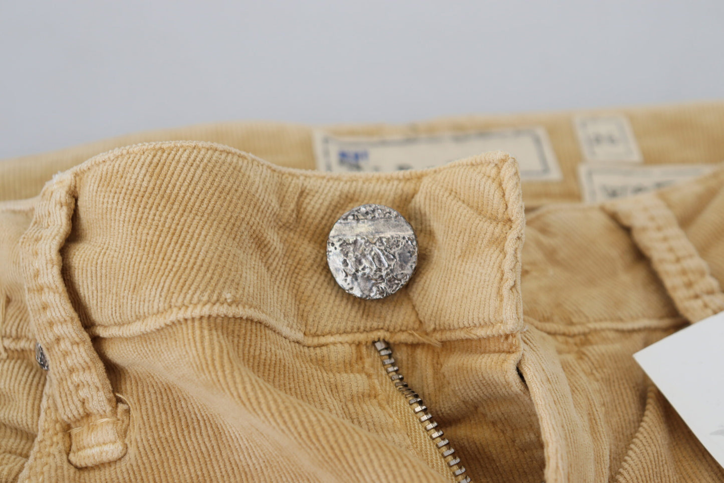 Jean en sergé de coton brun taille basse pour femme, modèle Acht.