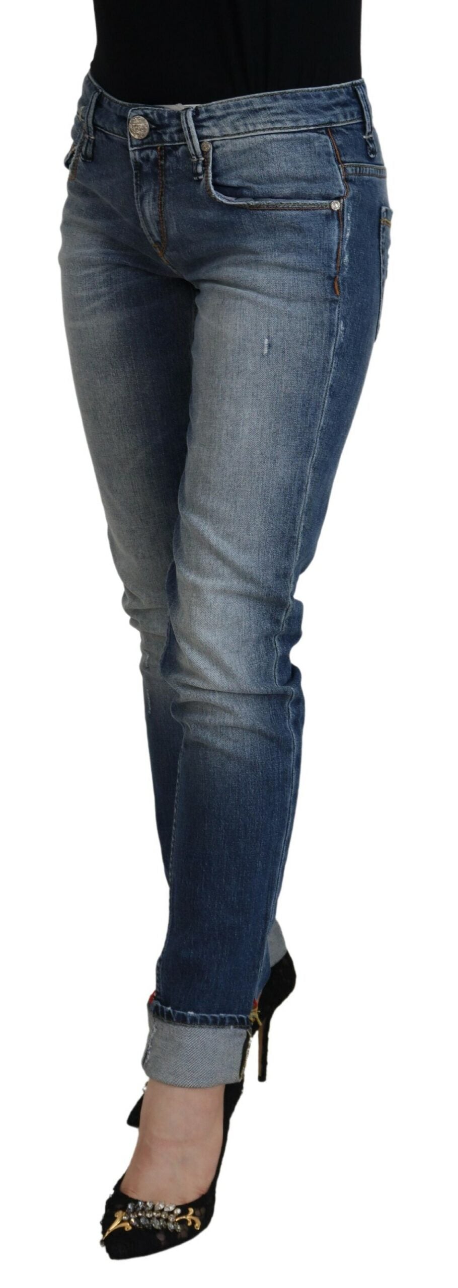 Jeans décontractés pour femmes Acht en coton bleu délavé, taille basse.