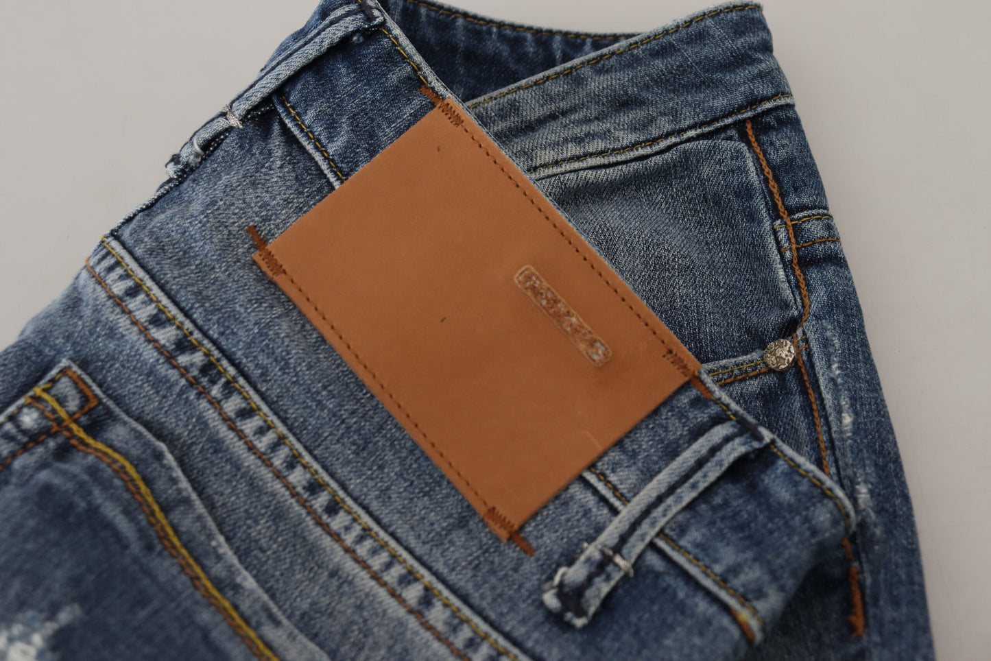 Jeans décontractés pour femmes Acht en coton bleu délavé, taille basse.