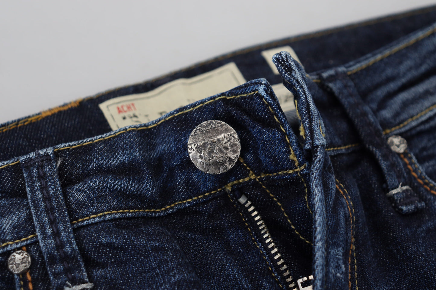 Jeans décontractés pour femmes Acht en coton bleu délavé, taille basse.