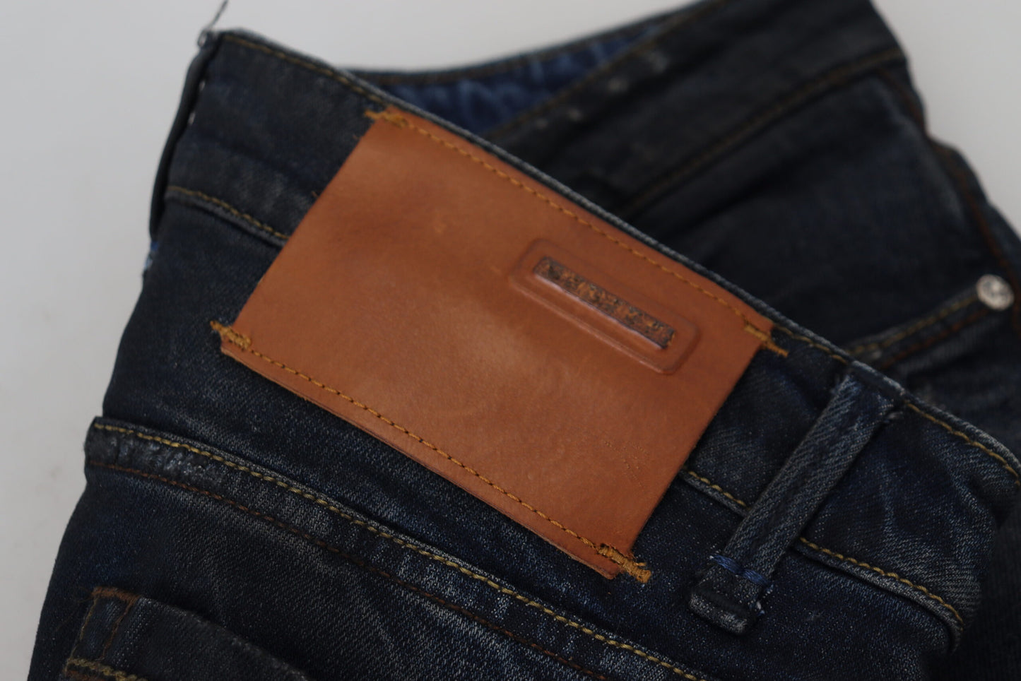 Acht blauwe katoenen, smalle, lage jeans voor dames.